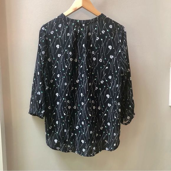 Lila Rose navy floral blouse woman’s size M - Picture 4 of 10